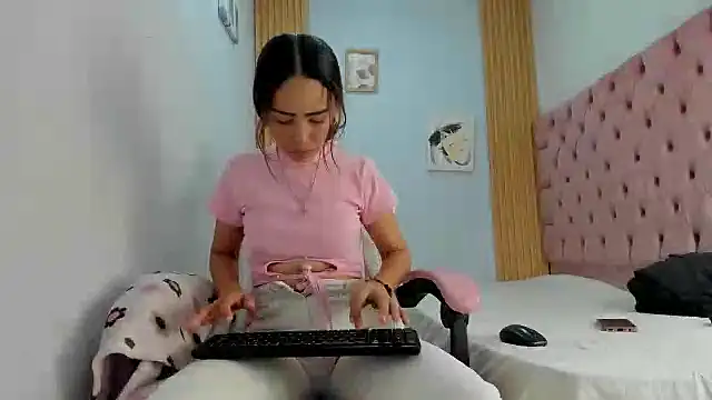 Naomis 35 online show from October 2025 07:22:02 PM