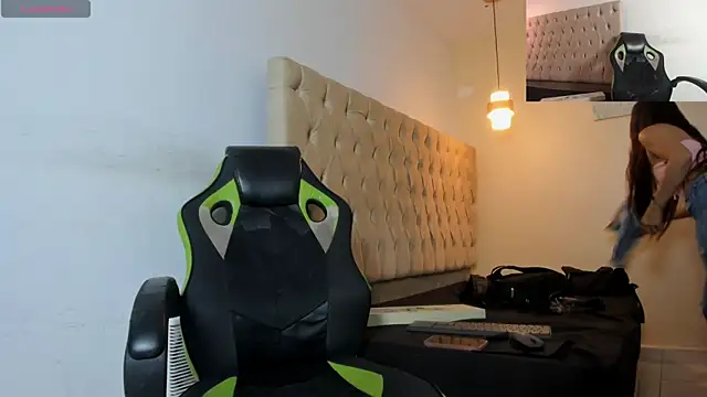 Naomis 35 online show from October 2025 08:09:02 PM