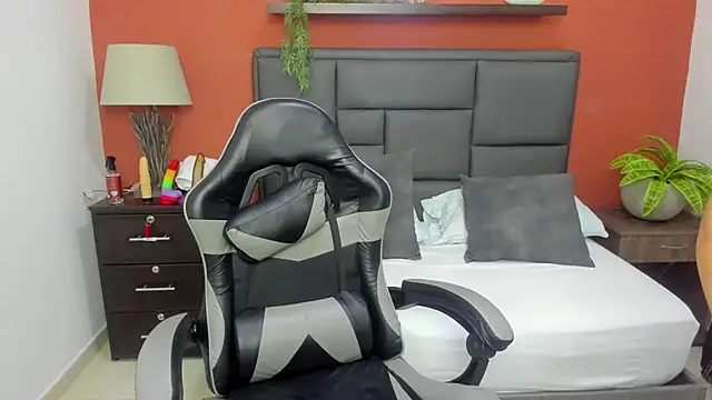 molly lovee  online show from November 2025 06:52:02 PM