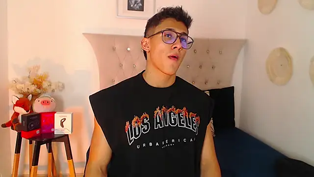 Snapshot of SalvadorFit chatting on December 2025 08:28:02 PM SalvadorFit online show from December 2025 08:28:02 PM