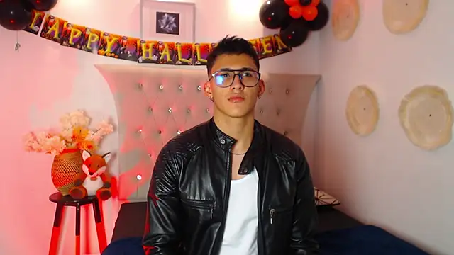 Snapshot of SalvadorFit chatting on October 2025 08:42:01 PM SalvadorFit online show from October 2025 08:42:01 PM