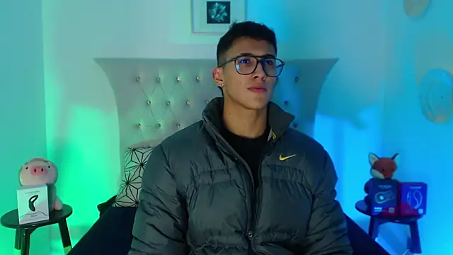 Snapshot of SalvadorFit chatting on December 2025 08:30:01 PM SalvadorFit online show from December 2025 08:30:01 PM