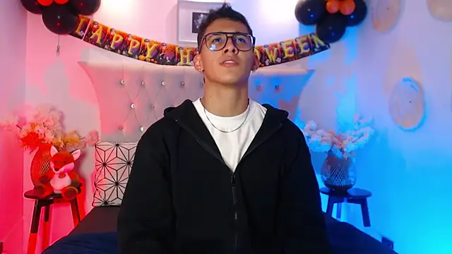 Snapshot of SalvadorFit chatting on October 2025 08:42:01 PM SalvadorFit online show from October 2025 08:42:01 PM