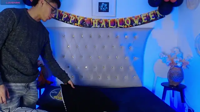 Snapshot of SalvadorFit chatting on October 2025 09:05:01 PM SalvadorFit online show from October 2025 09:05:01 PM