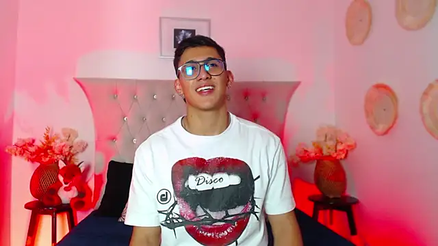 Snapshot of SalvadorFit chatting on November 2025 08:35:02 PM SalvadorFit online show from November 2025 08:35:02 PM