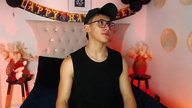 Snapshot of SalvadorFit chatting on October 2025 08:28:01 PM SalvadorFit online show from October 2025 08:28:01 PM