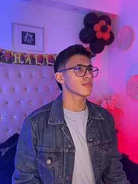 Snapshot of SalvadorFit chatting on October 2025 08:32:02 PM SalvadorFit online show from October 2025 08:32:02 PM