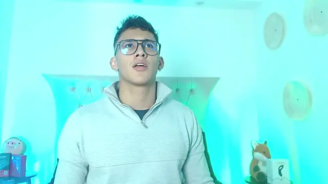 Snapshot of SalvadorFit chatting on November 2025 08:42:02 PM SalvadorFit online show from November 2025 08:42:02 PM