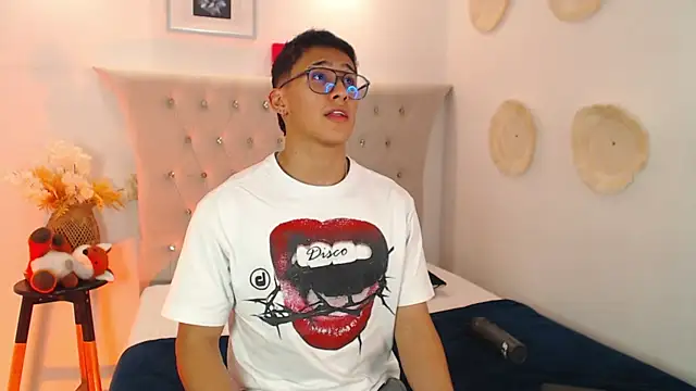 Snapshot of SalvadorFit chatting on October 2025 08:23:02 PM SalvadorFit online show from October 2025 08:23:02 PM