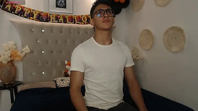 Snapshot of SalvadorFit chatting on October 2025 08:21:01 PM SalvadorFit online show from October 2025 08:21:01 PM