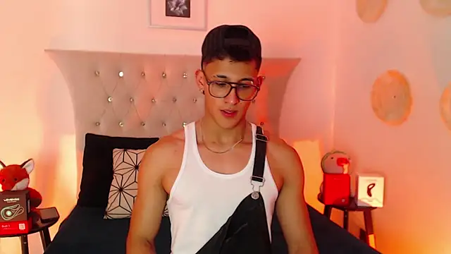 Snapshot of SalvadorFit chatting on November 2025 08:41:01 PM SalvadorFit online show from November 2025 08:41:01 PM