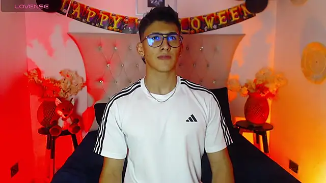 Snapshot of SalvadorFit chatting on October 2025 08:41:02 PM SalvadorFit online show from October 2025 08:41:02 PM