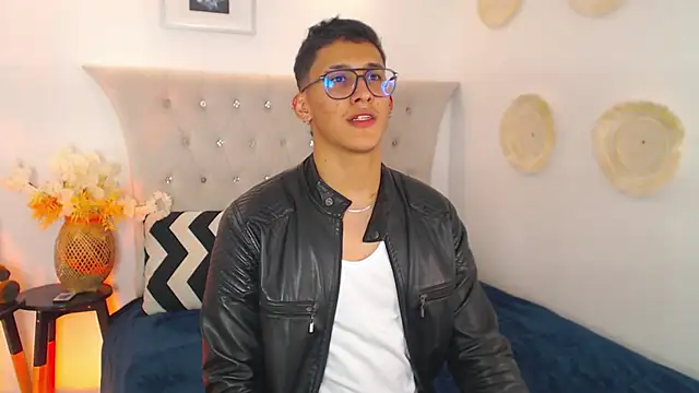 Snapshot of SalvadorFit chatting on September 2025 09:18:01 PM SalvadorFit online show from September 2025 09:18:01 PM