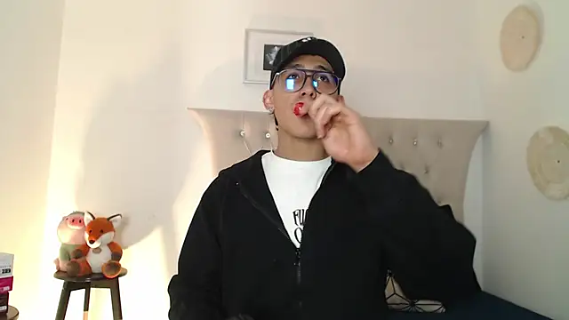 Snapshot of SalvadorFit chatting on November 2025 08:34:01 PM SalvadorFit online show from November 2025 08:34:01 PM