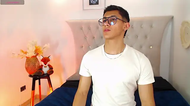 Snapshot of SalvadorFit chatting on September 2025 08:26:02 PM SalvadorFit online show from September 2025 08:26:02 PM