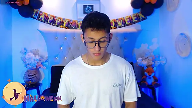 Snapshot of SalvadorFit chatting on October 2025 08:42:01 PM SalvadorFit online show from October 2025 08:42:01 PM