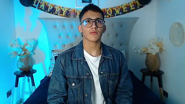 Snapshot of SalvadorFit chatting on October 2025 08:31:01 PM SalvadorFit online show from October 2025 08:31:01 PM