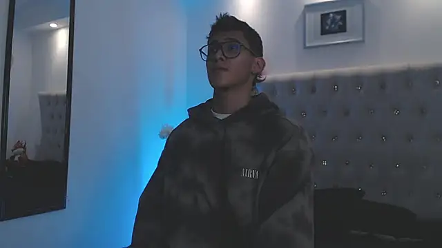 Snapshot of SalvadorFit chatting on September 2025 08:27:01 PM SalvadorFit online show from September 2025 08:27:01 PM