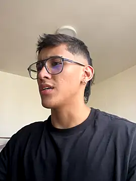 Snapshot of SalvadorFit chatting on November 2025 08:18:02 PM SalvadorFit online show from November 2025 08:18:02 PM