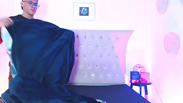 Snapshot of SalvadorFit chatting on November 2025 08:41:02 PM SalvadorFit online show from November 2025 08:41:02 PM