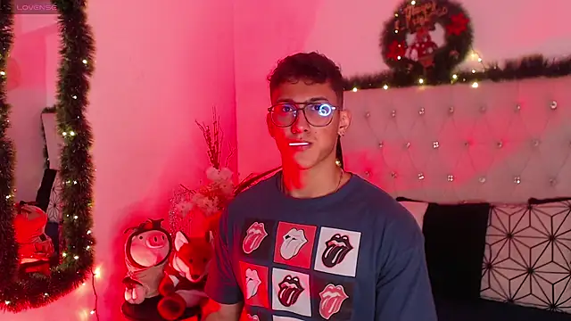 Snapshot of SalvadorFit chatting on December 2025 08:36:01 PM SalvadorFit online show from December 2025 08:36:01 PM