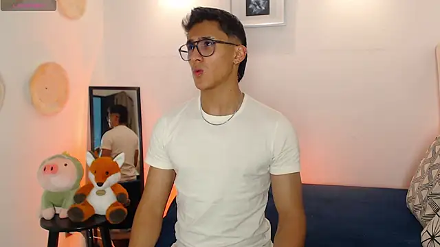 Snapshot of SalvadorFit chatting on November 2025 08:03:01 PM SalvadorFit online show from November 2025 08:03:01 PM