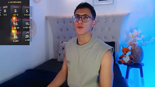 Snapshot of SalvadorFit chatting on October 2025 08:32:02 PM SalvadorFit online show from October 2025 08:32:02 PM