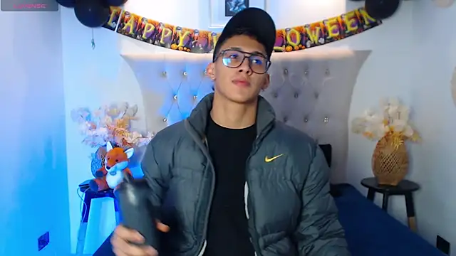 Snapshot of SalvadorFit chatting on October 2025 08:28:02 PM SalvadorFit online show from October 2025 08:28:02 PM