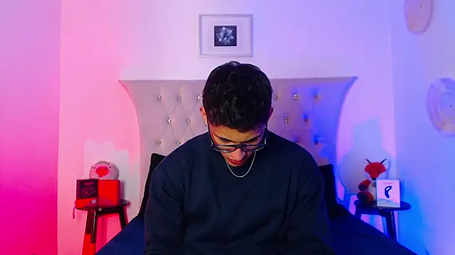 Snapshot of SalvadorFit chatting on November 2025 08:31:02 PM SalvadorFit online show from November 2025 08:31:02 PM