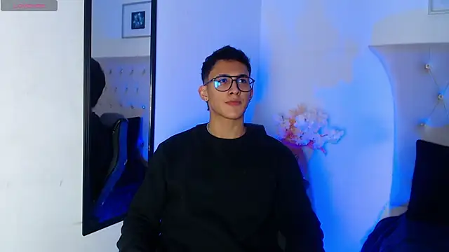 Snapshot of SalvadorFit chatting on November 2025 08:23:02 PM SalvadorFit online show from November 2025 08:23:02 PM