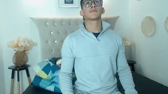 Snapshot of SalvadorFit chatting on November 2025 08:34:01 PM SalvadorFit online show from November 2025 08:34:01 PM