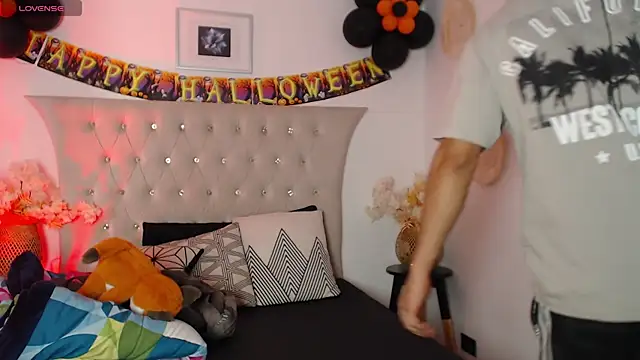 Snapshot of SalvadorFit chatting on October 2025 08:30:02 PM SalvadorFit online show from October 2025 08:30:02 PM