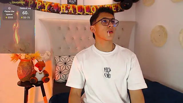 Snapshot of SalvadorFit chatting on October 2025 08:42:01 PM SalvadorFit online show from October 2025 08:42:01 PM