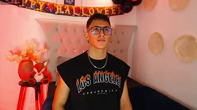 Snapshot of SalvadorFit chatting on October 2025 08:32:02 PM SalvadorFit online show from October 2025 08:32:02 PM