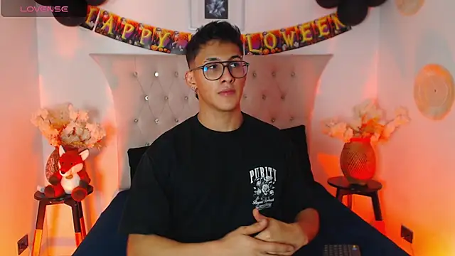 Snapshot of SalvadorFit chatting on October 2025 08:30:01 PM SalvadorFit online show from October 2025 08:30:01 PM