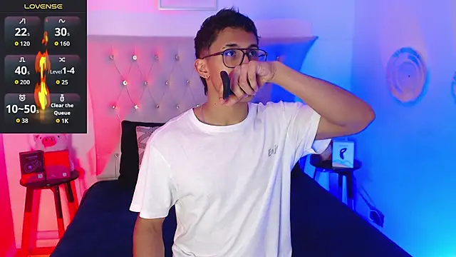 Snapshot of SalvadorFit chatting on November 2025 08:24:01 PM SalvadorFit online show from November 2025 08:24:01 PM