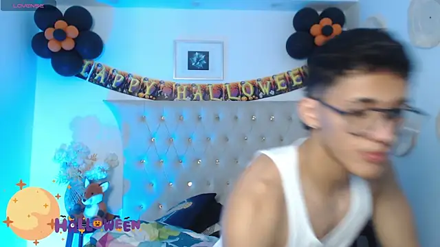 Snapshot of SalvadorFit chatting on October 2025 08:43:02 PM SalvadorFit online show from October 2025 08:43:02 PM