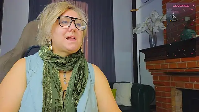 Snapshot of Marta_Wils chatting on October 2025 02:44:01 AM Marta Wils online show from October 2025 02:44:01 AM