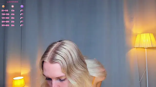Snapshot of DianeHonnette chatting on July 2026 07:14:02 PM DianeHonnette online show from July 2026 07:14:02 PM