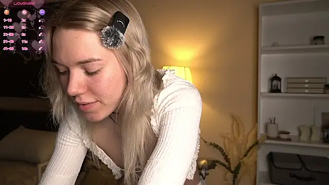 Snapshot of DianeHonnette chatting on February 2026 07:24:01 PM DianeHonnette online show from February 2026 07:24:01 PM