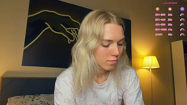 Snapshot of DianeHonnette chatting on July 2026 07:15:02 PM DianeHonnette online show from July 2026 07:15:02 PM
