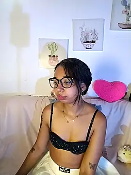 Snapshot of Suzanelee1 chatting on October 2025 02:01:02 AM Suzanelee1 online show from October 2025 02:01:02 AM