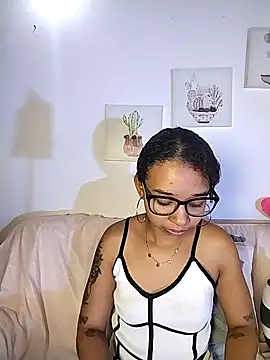 Snapshot of Suzanelee1 chatting on October 2025 04:00:01 AM Suzanelee1 online show from October 2025 04:00:01 AM