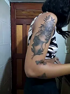 Snapshot of Suzanelee1 chatting on October 2025 01:43:02 PM Suzanelee1 online show from October 2025 01:43:02 PM