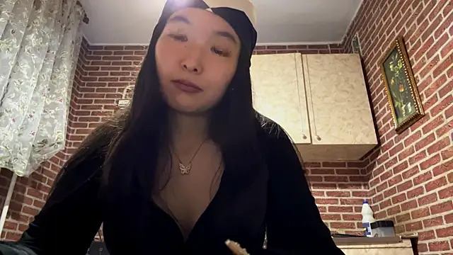 Snapshot of EmmaLeexth chatting on September 2025 02:01:01 PM EmmaLeexth online show from September 2025 02:01:01 PM