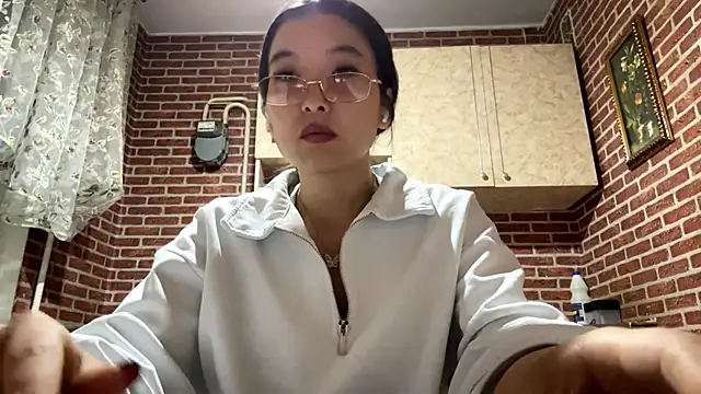 Snapshot of EmmaLeexth chatting on September 2025 01:28:01 PM EmmaLeexth online show from September 2025 01:28:01 PM