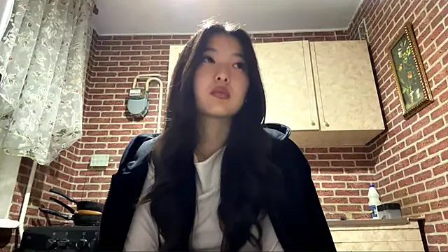 Snapshot of EmmaLeexth chatting on October 2025 02:29:02 PM EmmaLeexth online show from October 2025 02:29:02 PM