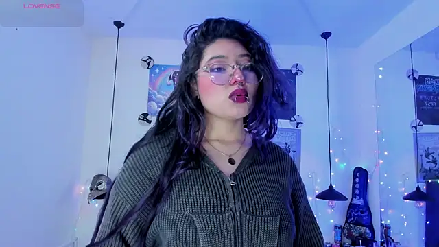 Snapshot of SabrinaV_ chatting on May 2026 11:28:02 AM SabrinaV online show from May 2026 11:28:02 AM