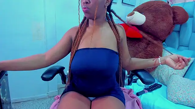 hazellanee online show from November 2025 05:22:01 AM