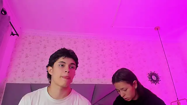 Snapshot of meganandtylerr19 chatting on November 2025 01:33:02 PM meganandtylerr19 online show from November 2025 01:33:02 PM